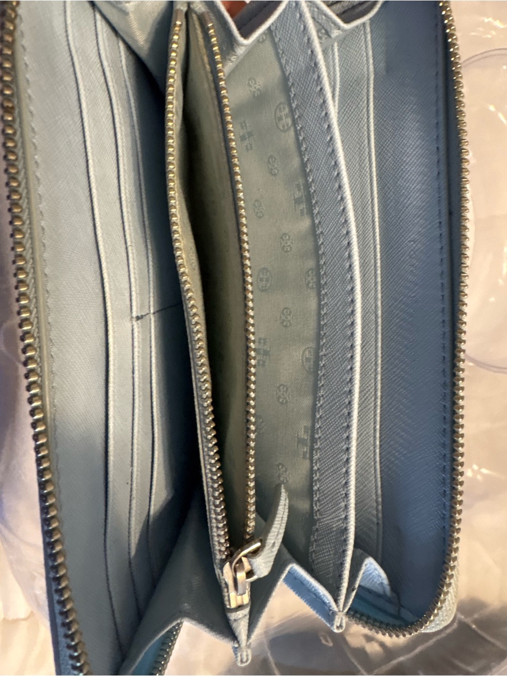 Tory Burch Powder Blue Zip Wallet with Logo Medallion - Picture 4 of 5